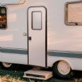 Porte à point d'ancrage unique pour camping-car américain - 71C72B